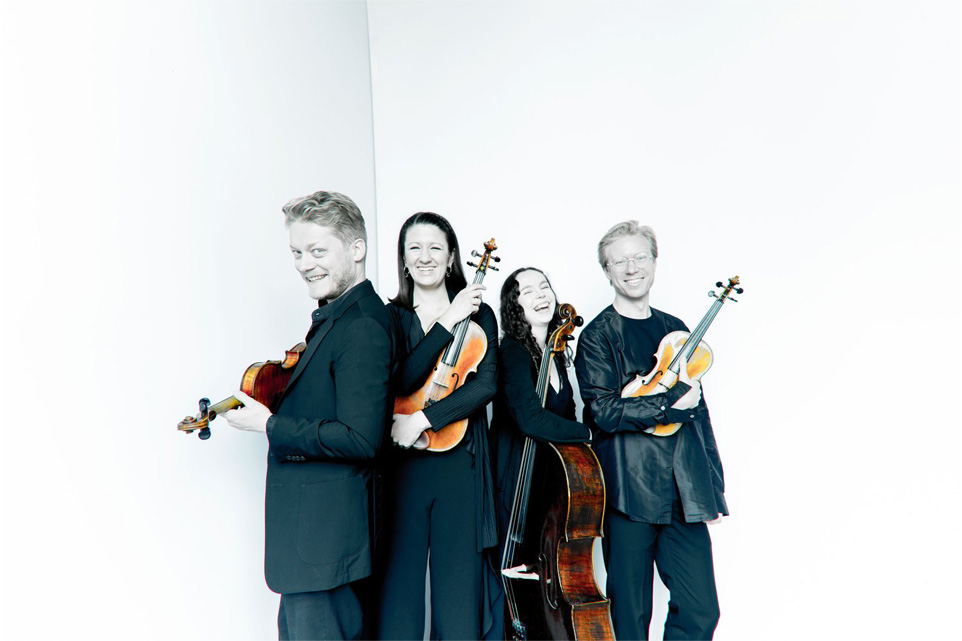 Masterclass Marmen Quartet holding their instruments, smiling at the camera.